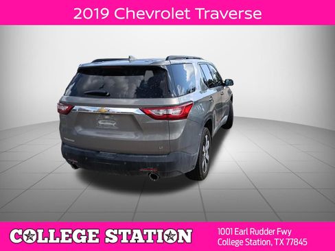 Used 2019 Chevrolet Traverse LT w/ LT Premium Package FWD image 2