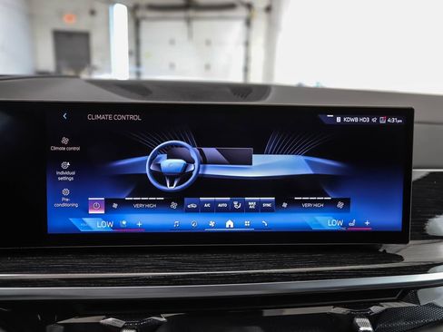 Used 2025 BMW X5 xDrive40i w/ M Sport Package AWD/4WD image 18