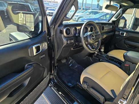 Used 2023 Jeep Gladiator Sport AWD/4WD image 20