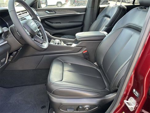 New 2025 Jeep Grand Cherokee Limited image 13