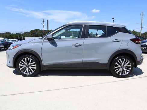 Used 2024 Nissan Kicks SV image 3