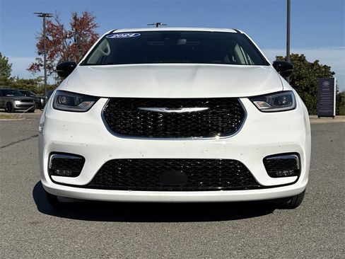 Used 2024 Chrysler Pacifica Limited image 8