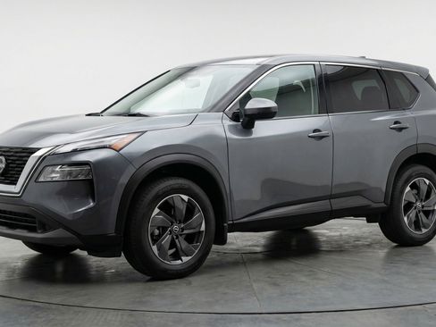 Used 2025 Nissan Rogue SV image 3