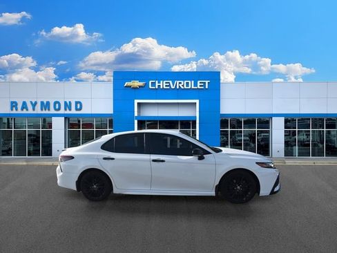 Used 2022 Toyota Camry SE w/ Convenience Package AWD/4WD image 2