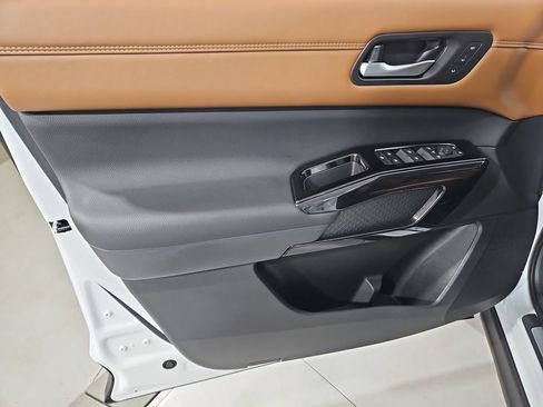 New 2026 Nissan Pathfinder Platinum image 11