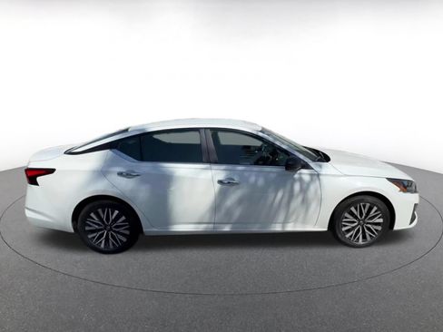Used 2025 Nissan Altima 2.5 SV FWD image 15