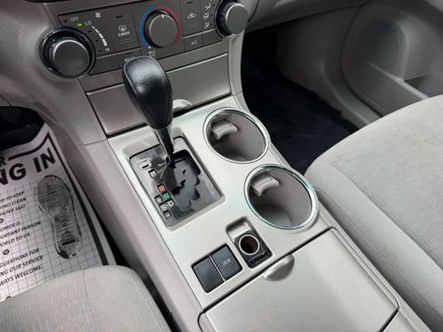 Used 2012 Toyota Highlander FWD w/ Tech Pkg image 19