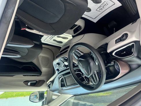 Used 2023 Chrysler Voyager LX image 7