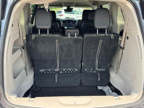 Used 2023 Chrysler Pacifica Touring-L FWD image 5