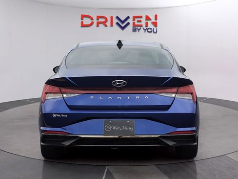 Used 2021 Hyundai Elantra SEL w/ Convenience + Premium Package image 4