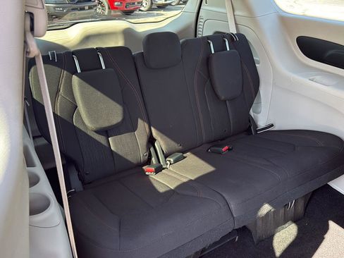 Used 2018 Chrysler Pacifica Touring Plus FWD image 37