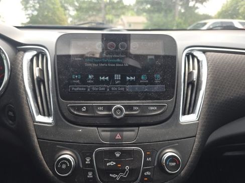Used 2017 Chevrolet Malibu LT FWD image 15