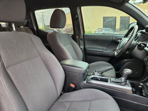 Used 2016 Toyota Tacoma TRD Sport w/ Towing Package image 16