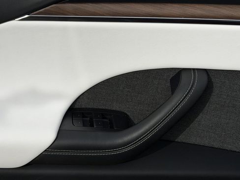 Used 2022 Tesla Model X image 29