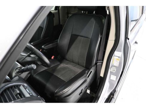 Used 2019 Dodge Grand Caravan SXT image 13