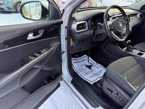 Used 2017 Kia Sorento LX w/ LX Convenience Package image 17