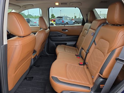 Used 2024 Nissan Pathfinder Platinum w/ Cargo Package FWD image 11