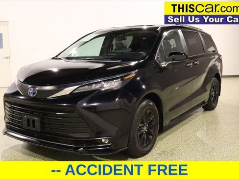 Used 2025 Toyota Sienna XLE image 3