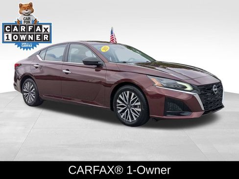 Used 2025 Nissan Altima 2.5 SV FWD image 2