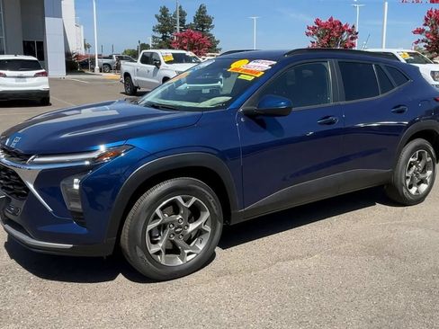 Used 2024 Chevrolet Trax LT w/ LT Convenience Package FWD image 3