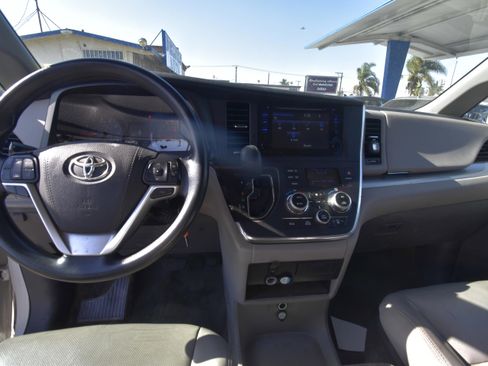 Used 2017 Toyota Sienna LE image 7