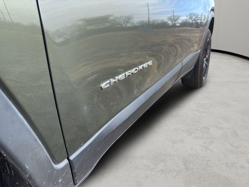 Used 2021 Jeep Cherokee Latitude Plus image 10