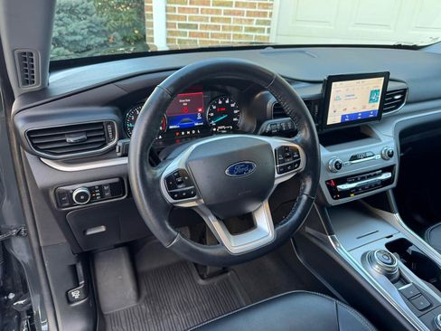 Used 2022 Ford Explorer XLT w/ Equipment Group 202A AWD/4WD image 16