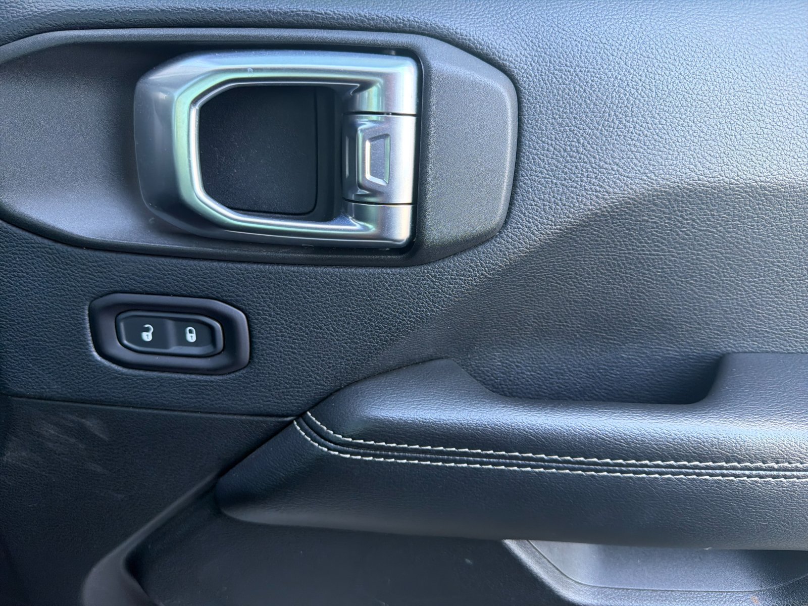 Used 2018 Jeep Wrangler Unlimited Sahara AWD/4WD image 20
