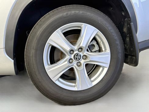 Certified 2024 Toyota Highlander LE AWD/4WD image 30