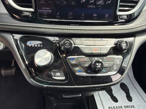 Used 2023 Chrysler Pacifica Touring FWD image 32