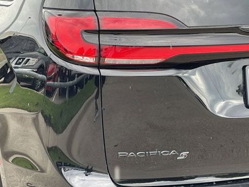 Used 2025 Chrysler Pacifica Limited FWD image 6