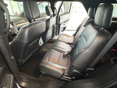 Used 2018 Ford Explorer XLT w/ Equipment Group 202A FWD image 29