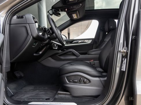 Certified 2025 Porsche Cayenne image 25