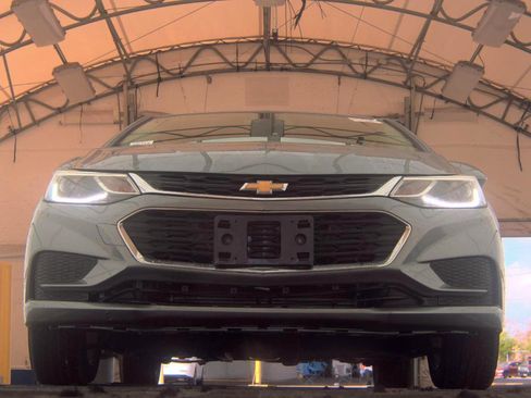 Used 2018 Chevrolet Cruze LT w/ Convenience Package FWD image 3