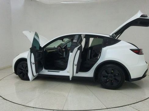 Used 2023 Tesla Model Y Long Range image 76