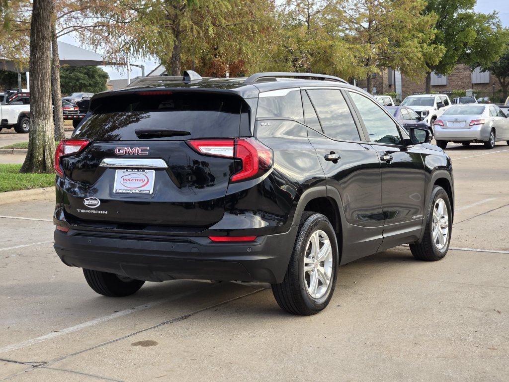 Used 2024 GMC Terrain SLE w/ Driver Convenience Package FWD image 5