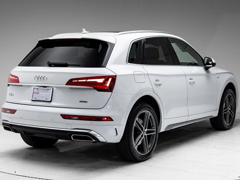 Used 2023 Audi Q5 e Premium w/ Convenience Package AWD/4WD image 31