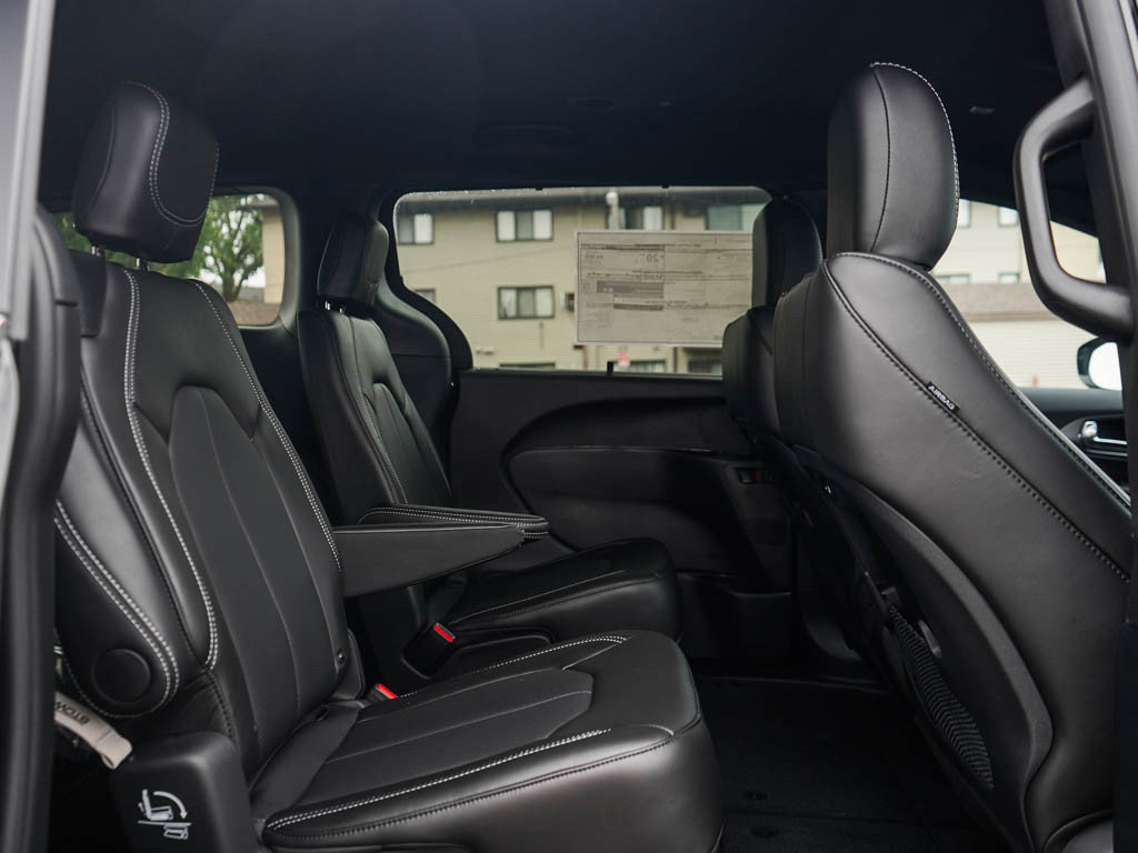 New 2026 Chrysler Pacifica Select AWD/4WD image 13