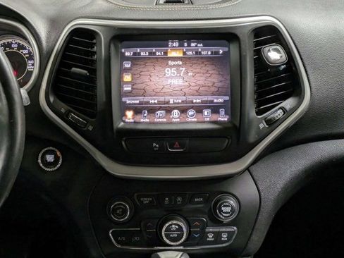Used 2018 Jeep Cherokee Latitude Plus w/ Comfort/Convenience Group FWD image 19