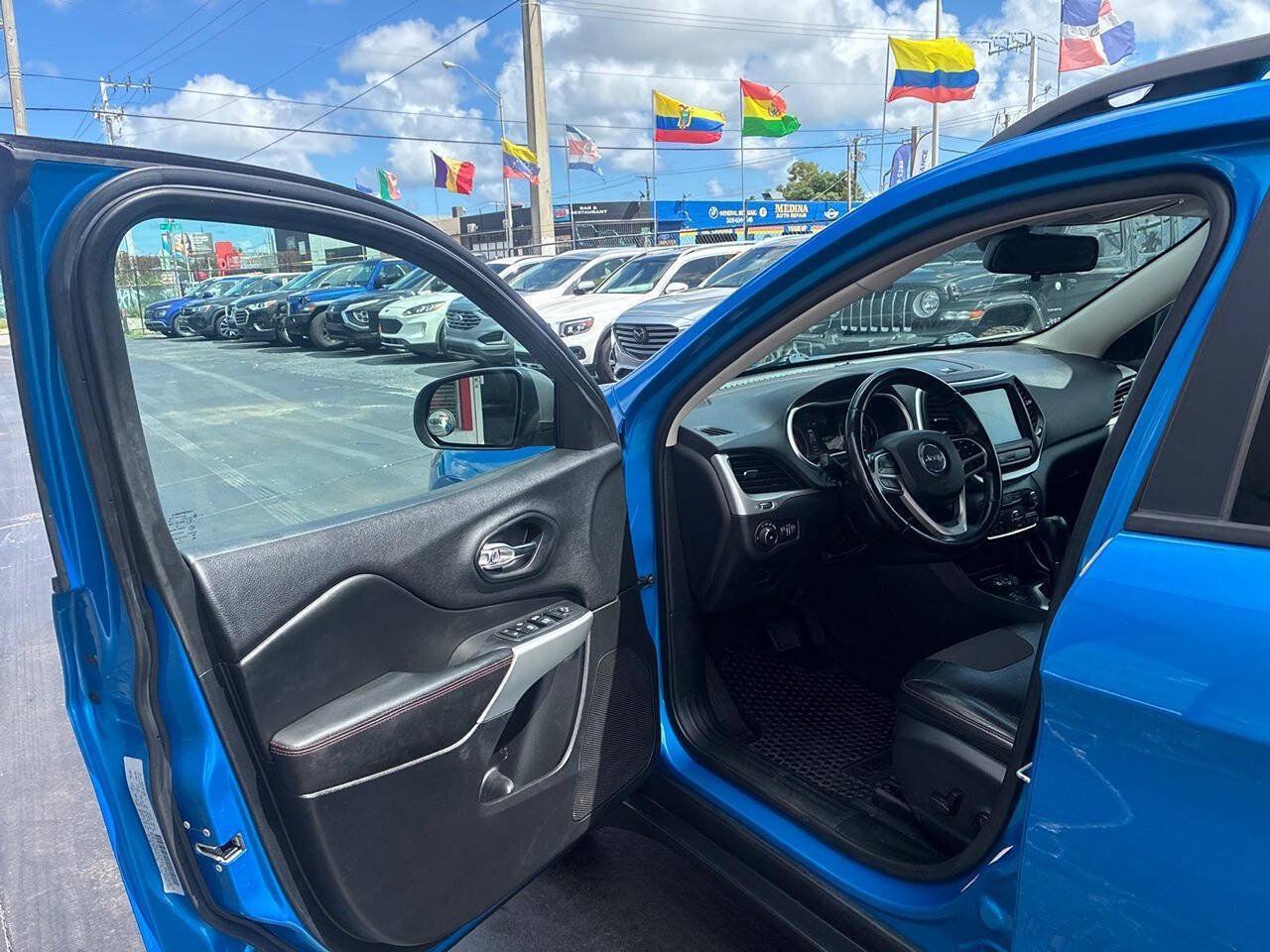 Used 2018 Jeep Cherokee Trailhawk AWD/4WD image 7