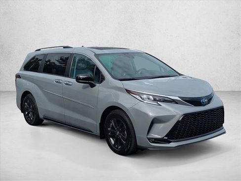 Used 2024 Toyota Sienna XSE image 3