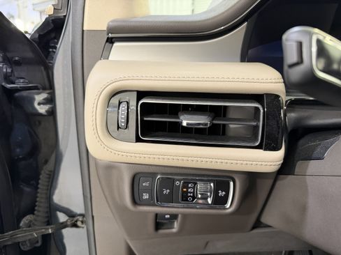 Used 2022 Lincoln Nautilus FWD w/ Premium Package image 20