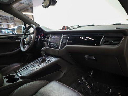 Used 2018 Porsche Macan image 25