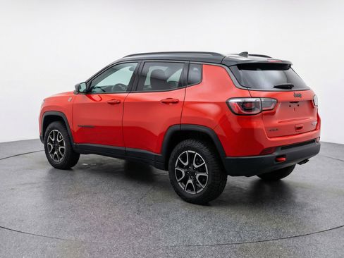 Used 2025 Jeep Compass Trailhawk image 6