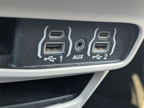 Certified 2024 Chrysler Pacifica Touring-L image 21