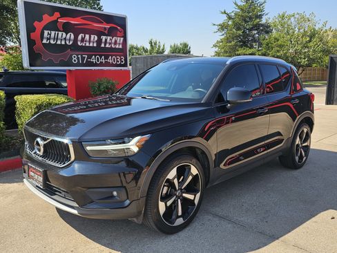 Used 2019 Volvo XC40 T5 Momentum image 1