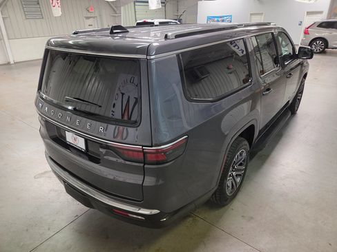 Used 2025 Jeep Wagoneer L Series II w/ 8-pass Seating Package AWD/4WD image 7