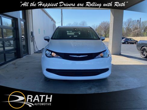 Used 2022 Chrysler Voyager LX image 3