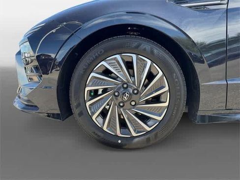 New 2025 Hyundai Sonata Limited image 9