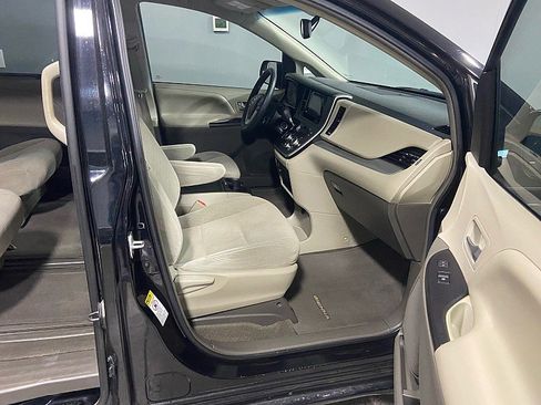 Used 2017 Toyota Sienna LE image 19